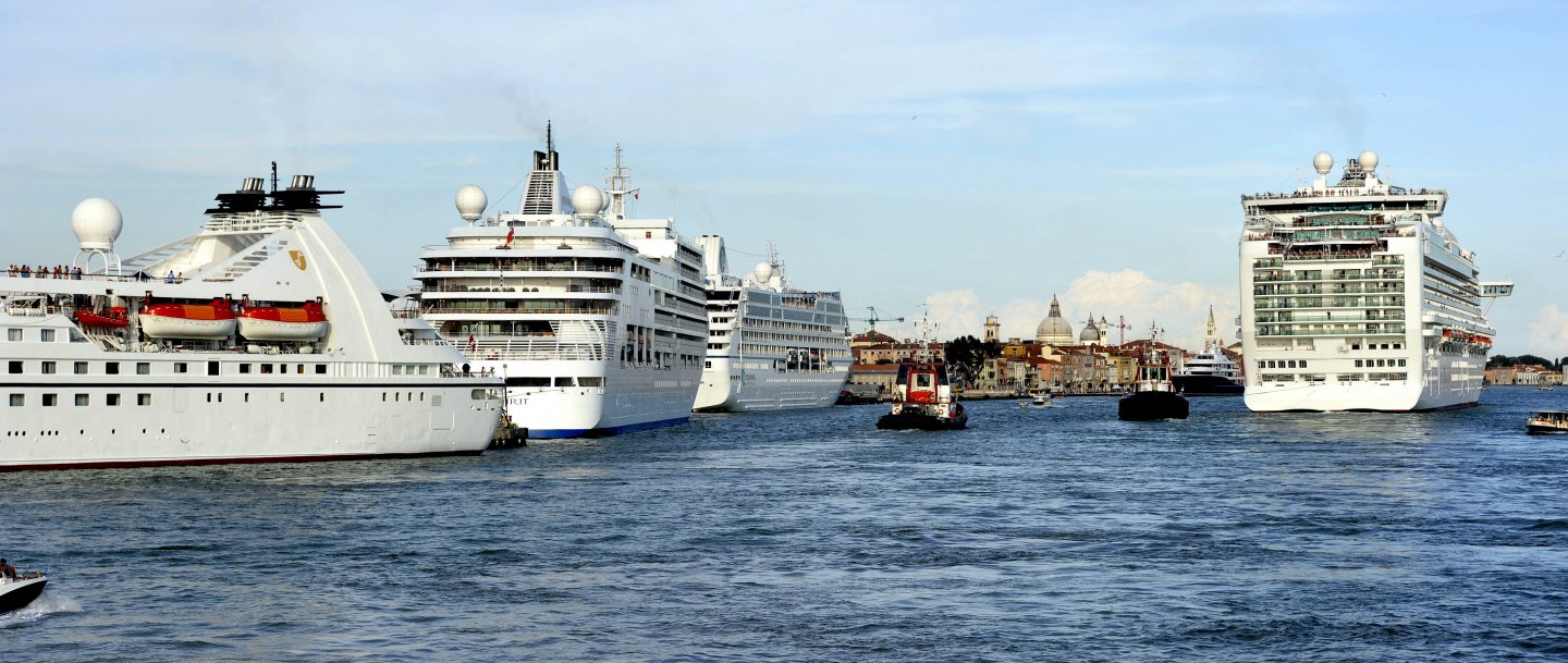Vier Kreuzfahrtschiffe stauen sich auf dem Kanal vor Venedig