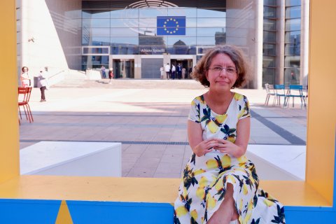 Katrin Langensiepen draußen vor dem Europaparlament
